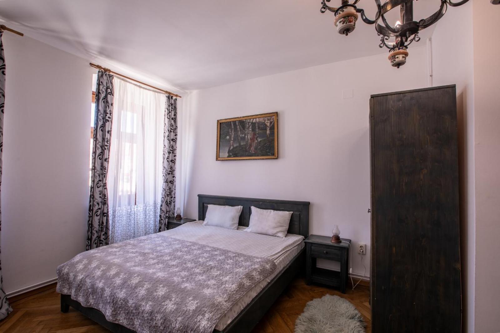 4 Piata Sfatului 3* Braşov